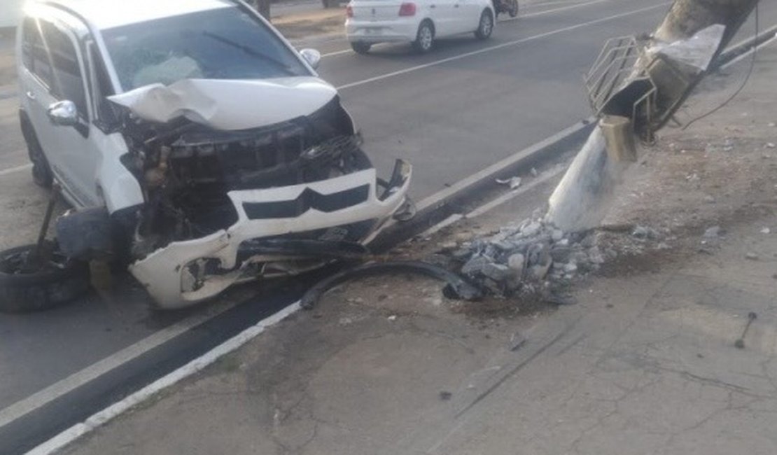 Motorista perde controle de veículo e colide em poste