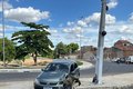 Homem perde controle de veículo e bate carro em poste, em Arapiraca