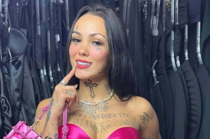 Influenciadora brasileira é esfaqueada pelo ex durante live
