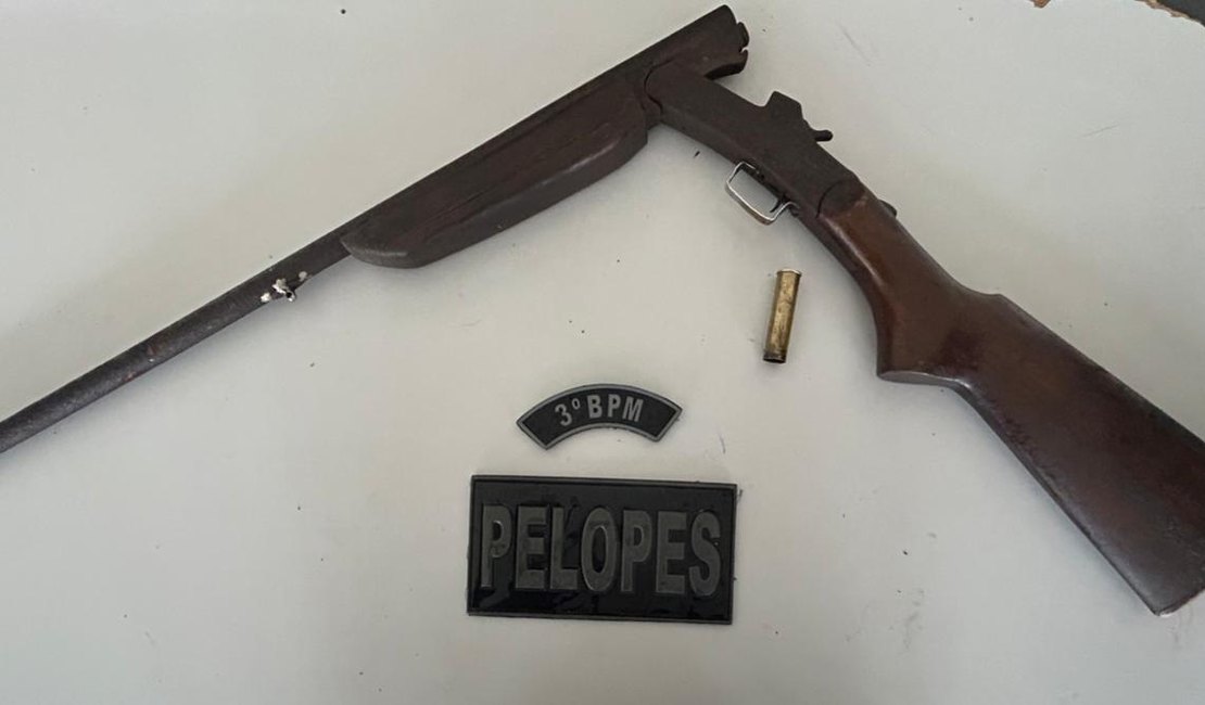 Homem que estava oferecendo espingarda em posto de combustíveis de Arapiraca é preso pela PM