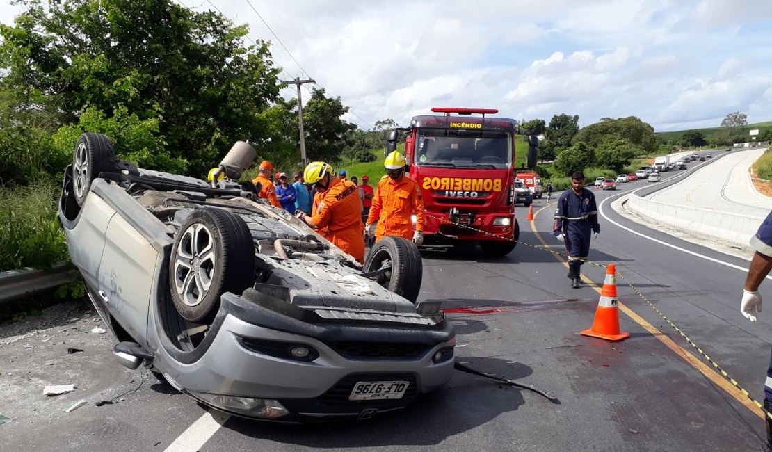 Colisão entre carreta e carro de passeio deixa uma mulher morta e duas feridas em Flexeiras