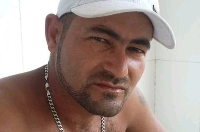 Homem é assassinado a tiros na frente de bar, em Arapiraca