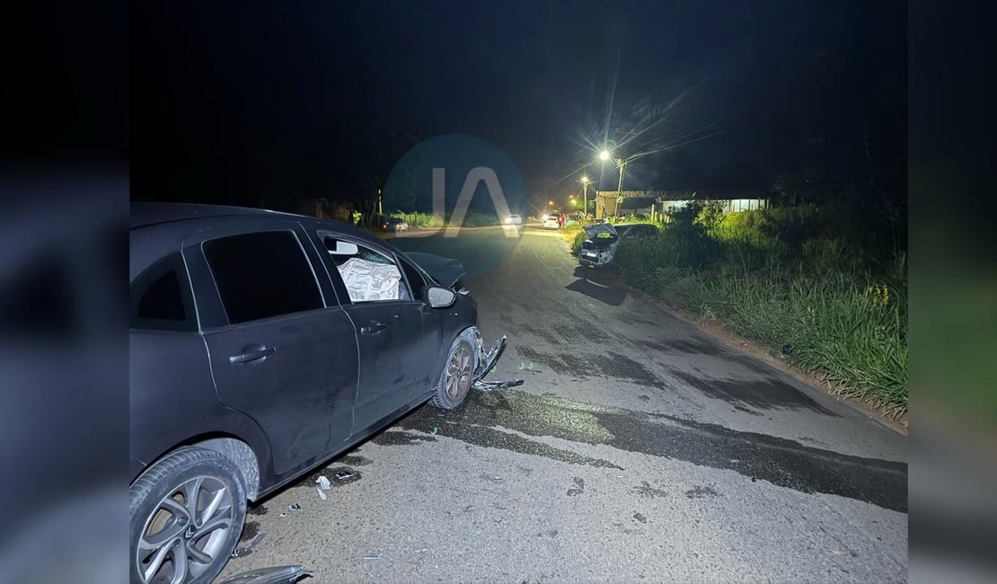 Batida de frente envolve dois carros perto da entrada do Sítio Bom Nome, em Arapiraca