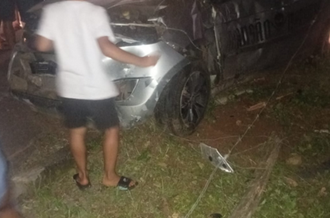 Motorista tenta desviar de crianças na estrada e capota carro em Taquarana