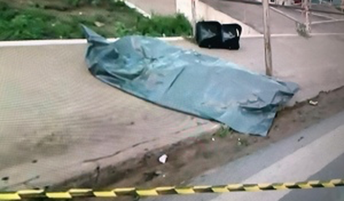 Motociclista morre após colidir em semáforo na Avenida Menino Marcelo