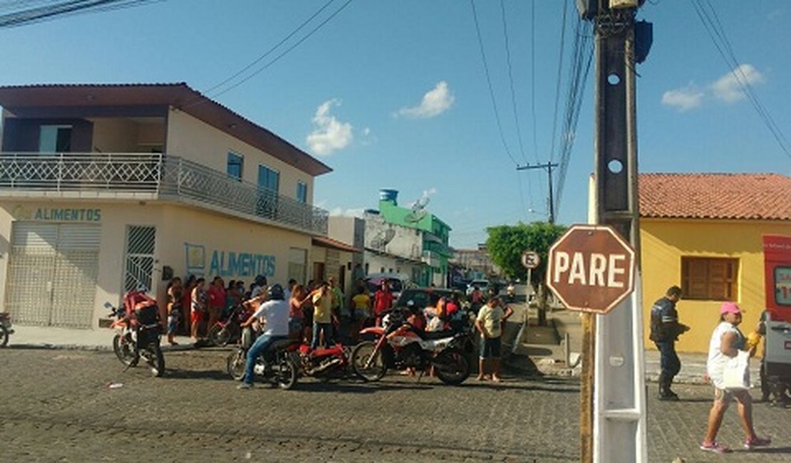 Condutor não respeita sinalização e atinge motociclista no bairro Baixão, em Arapiraca