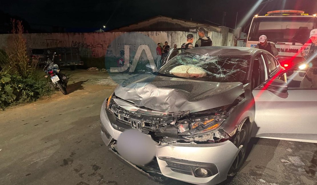 Colisão frontal entre carro e moto deixa condutor ferido no bairro Bom Sucesso, em Arapiraca