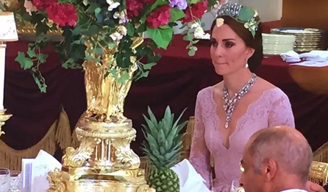 ‘Ousada’, Kate Middleton usa decotão e tiara preferida de Dina em jantar