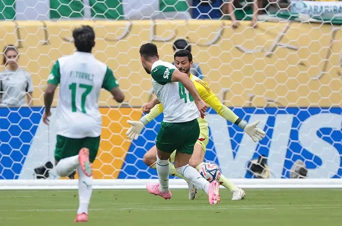 Em jogo com VAR e alerta de tempestade, Palmeiras conquista a 1ª vitória no Mundial