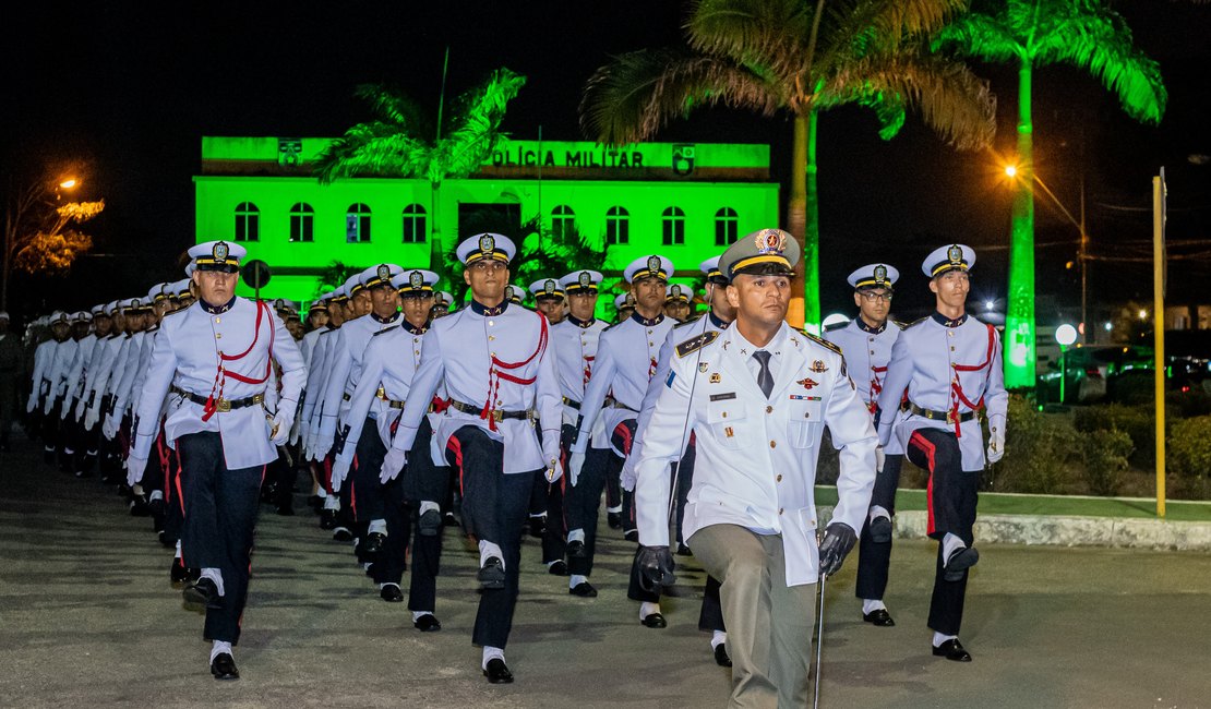 Cadetes do Curso de Formação de Oficiais da PM recebem o Espadim Tiradentes
