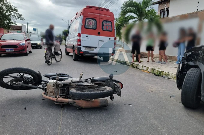 Motociclista avança placa de pare, colide em carro e fica ferido em Arapiraca