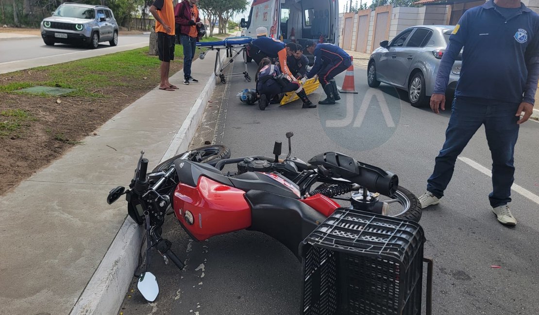 Motociclista fica ferido após passar mal e colidir em carro estacionado na Avenida Ceci Cunha, em Arapiraca