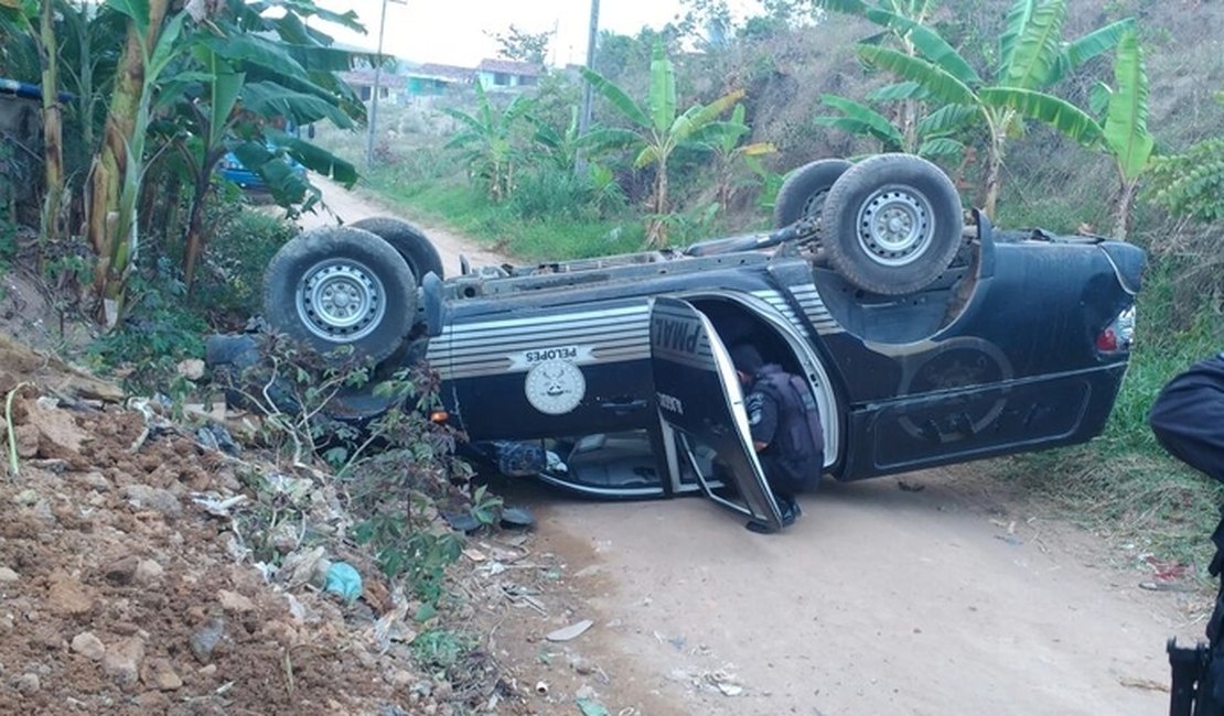 Três policias ficam feridos após capotamento de viatura em Maragogi