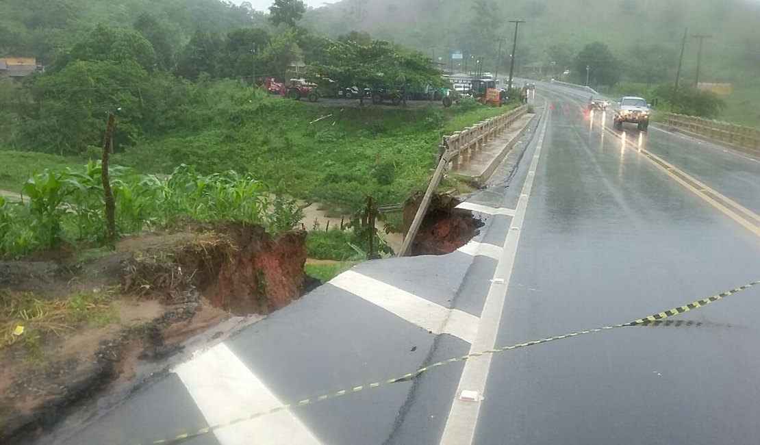 Devido às chuvas, rodovia é interditada parcialmente, em Branquinha, AL