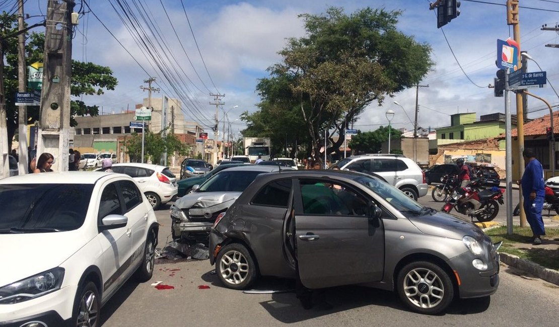 Colisão entre veículos fecha cruzamento na Jatiúca, em Maceió