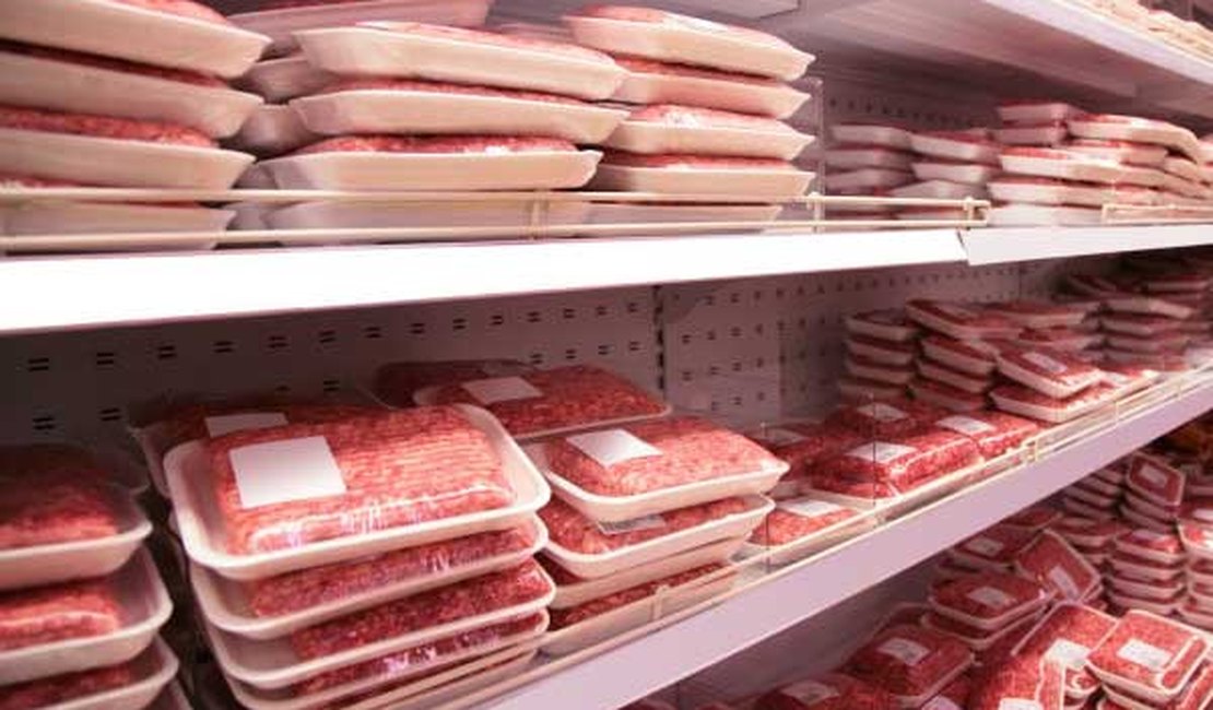 Mulher é presa dentro de supermercado tentando furtar oito quilos de carne