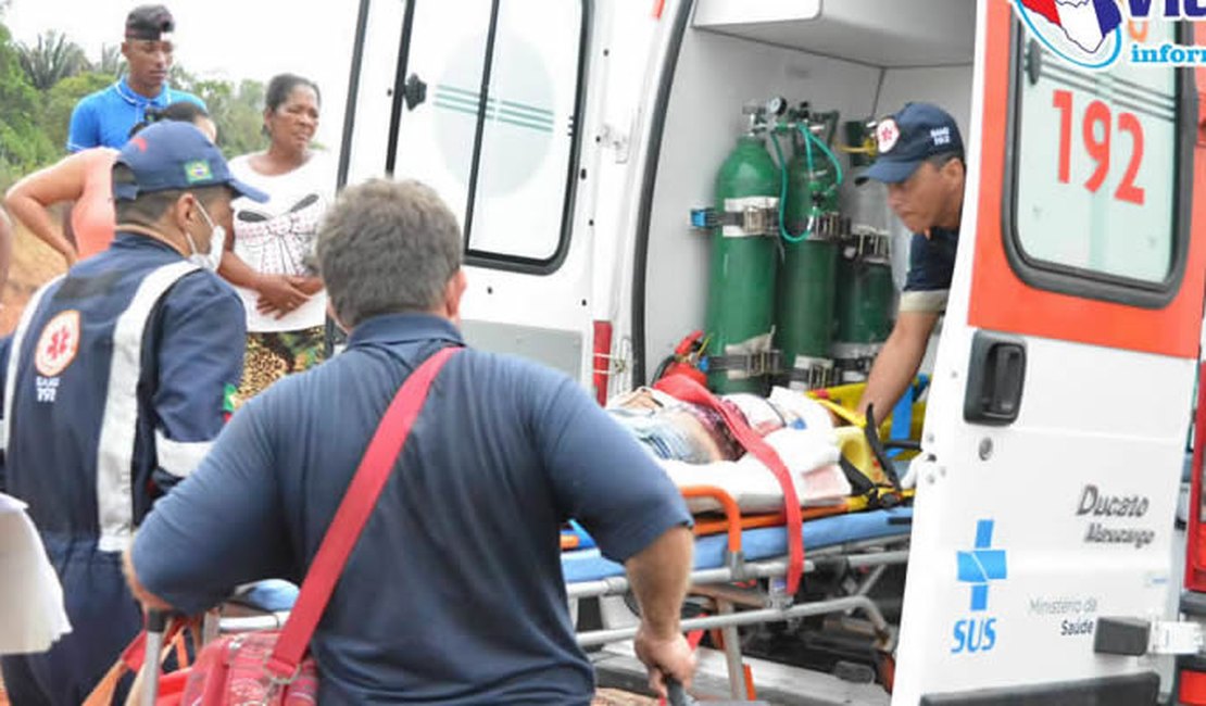 Carreta carregada de materiais plásticos tomba e deixa feridos na BR-101