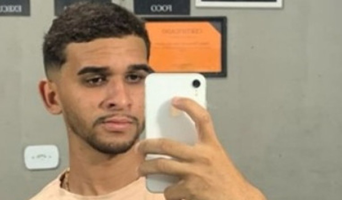 Jovem encontrado com sinais de asfixia em carro não resiste e morre em Arapiraca; companheira morreu dentro do veículo