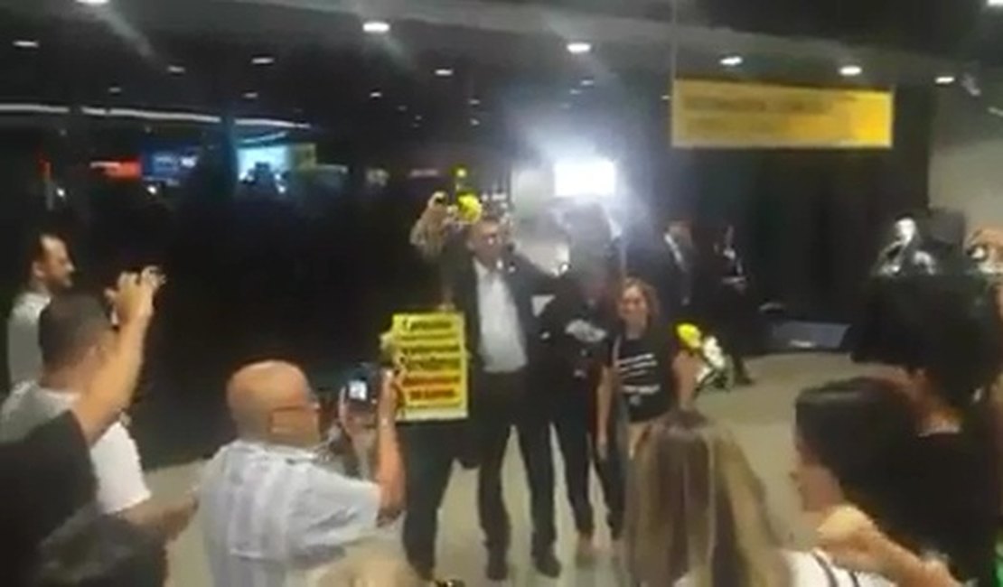 Deputado Jair Bolsonaro tem recepção calorosa em Fortaleza