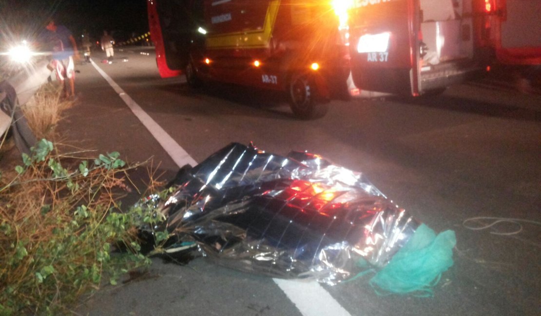 Motociclista morre e mulher fica ferida em acidente na AL-101 Sul