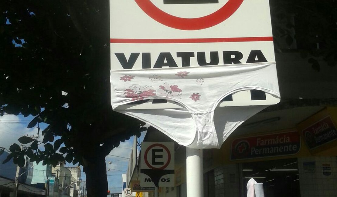 Calcinhas estão sendo colocadas em placas de trânsito de Arapiraca