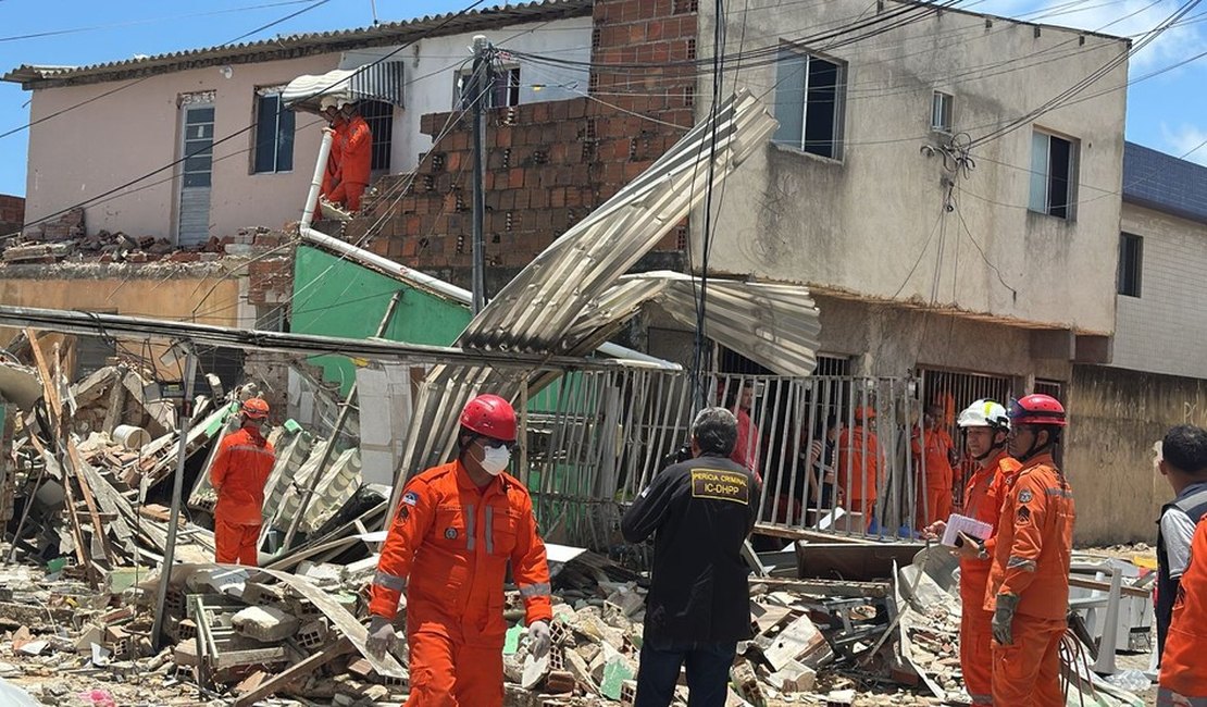 Explosão atinge oito casas, deixa dois mortos e nove feridos em Olinda; bombeiros buscam cadeirante sob escombros