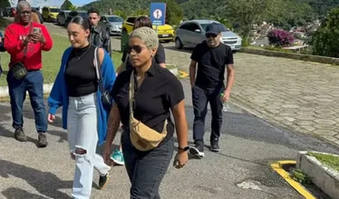 Corpo de Juliana Marins é enterrado em Niterói