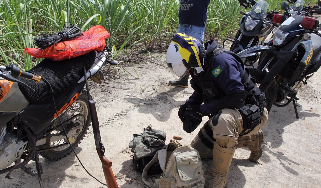 PRF prende três pessoas e apreende moto roubada no interior de AL