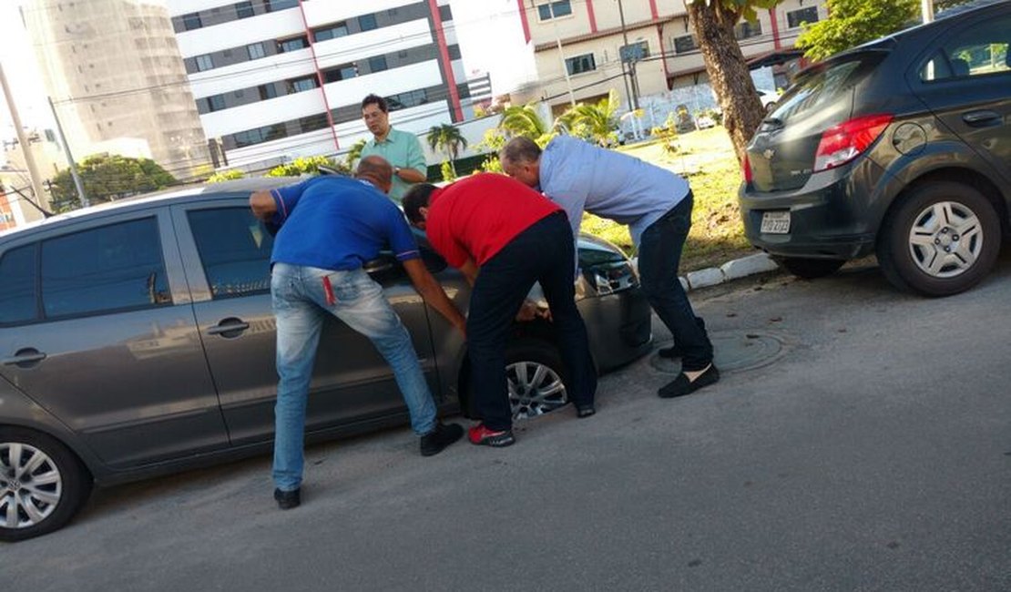 Parte de asfalto cede e veículo cai em buraco na Jatiúca, em Maceió