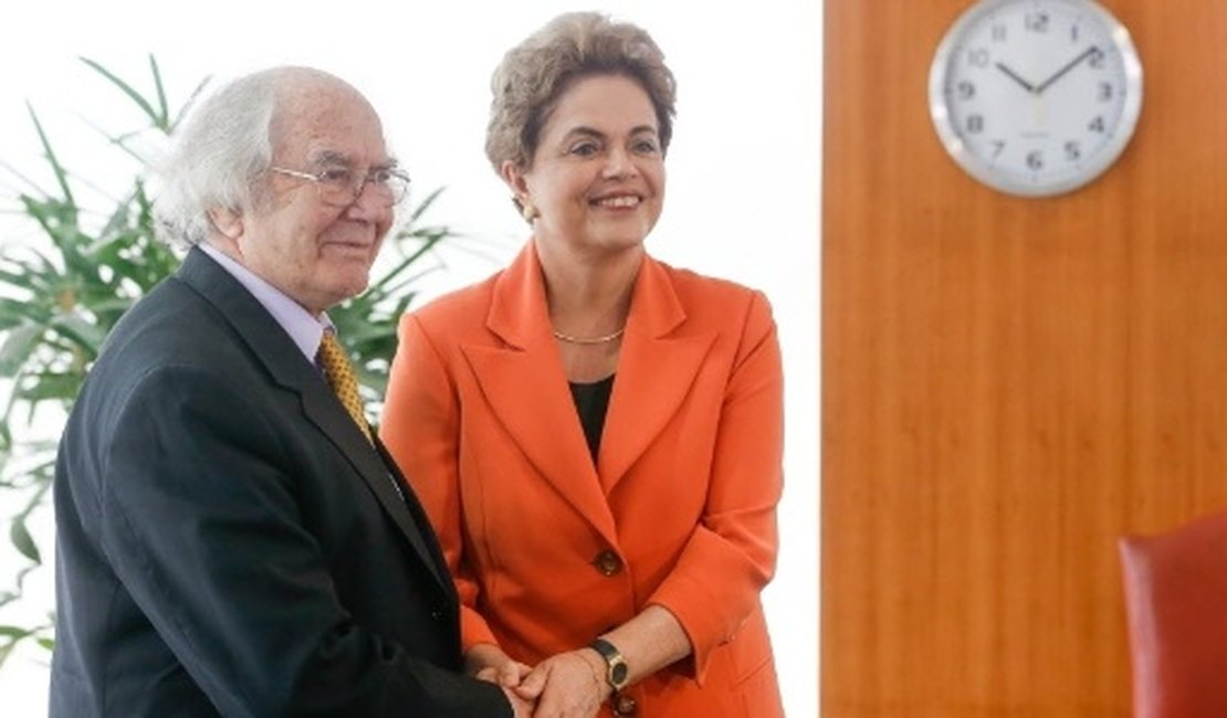 Prêmio Nobel da Paz encontra Dilma e diz que há um 'golpe brando' no Brasil