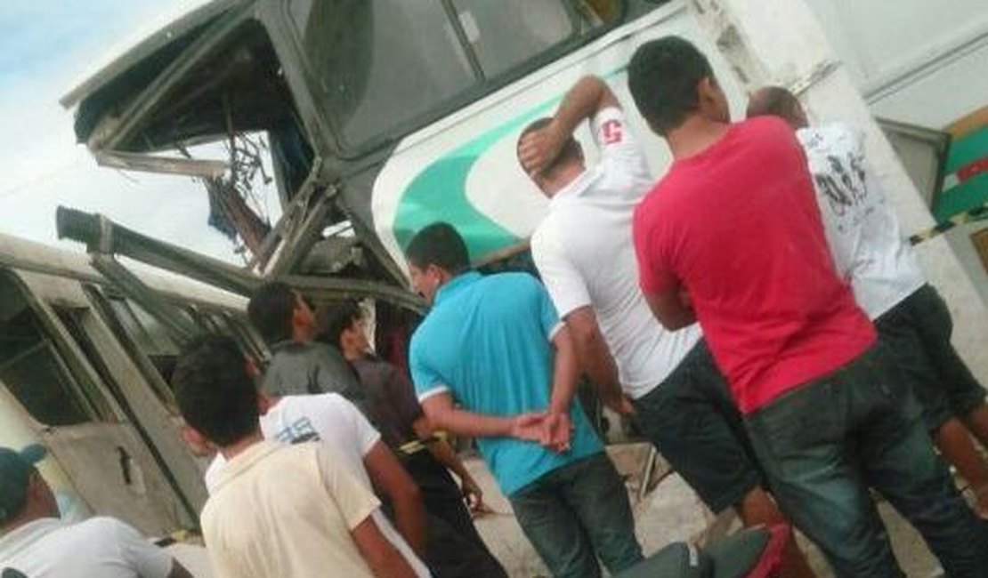 Ônibus derruba muro e colide com outros ônibus dentro de garagem, em Arapiraca