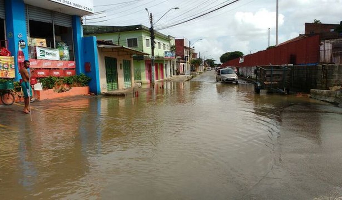 Nível das lagoas sobe e alaga ruas de Bebedouro e Barra Nova, em AL