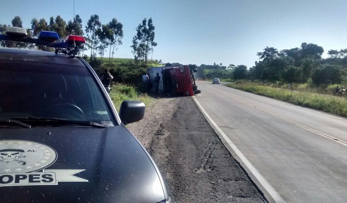 Carreta tomba na BR 101 e populares tentam saquear carga, em São Miguel dos Campos