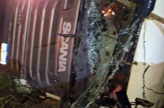 Motorista fica preso às ferragens e morre após capotamento de carreta em Pilar