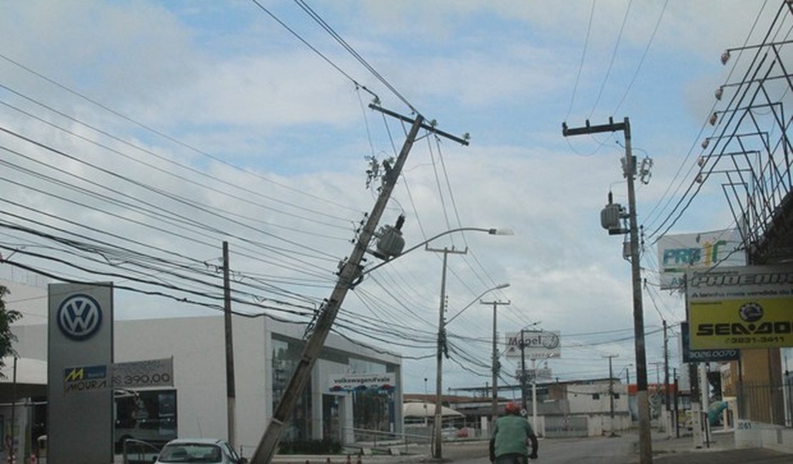 Colisão deixa parte do bairro do Poço, em Maceió, sem energia