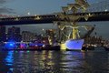 Navio da Marinha mexicana bate na ponte do Brooklyn, em Nova York