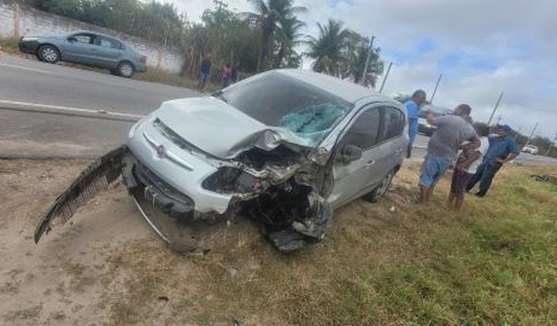 Duas pessoas morrem em acidente entre carro e moto na AL-130, no Sertão alagoano