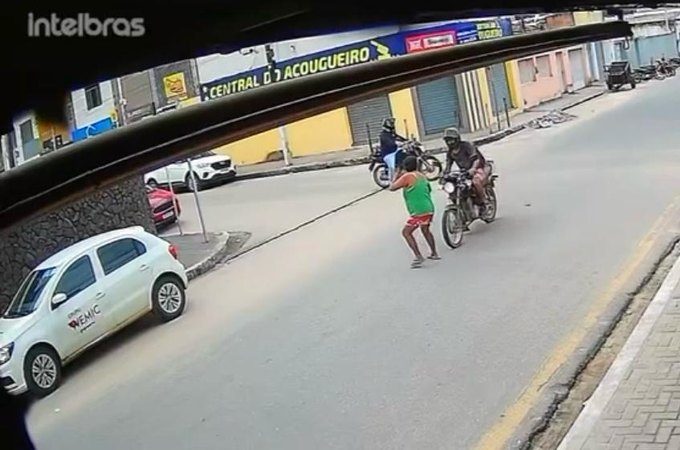 Mulher é atropelada por motocicleta no centro de Arapiraca