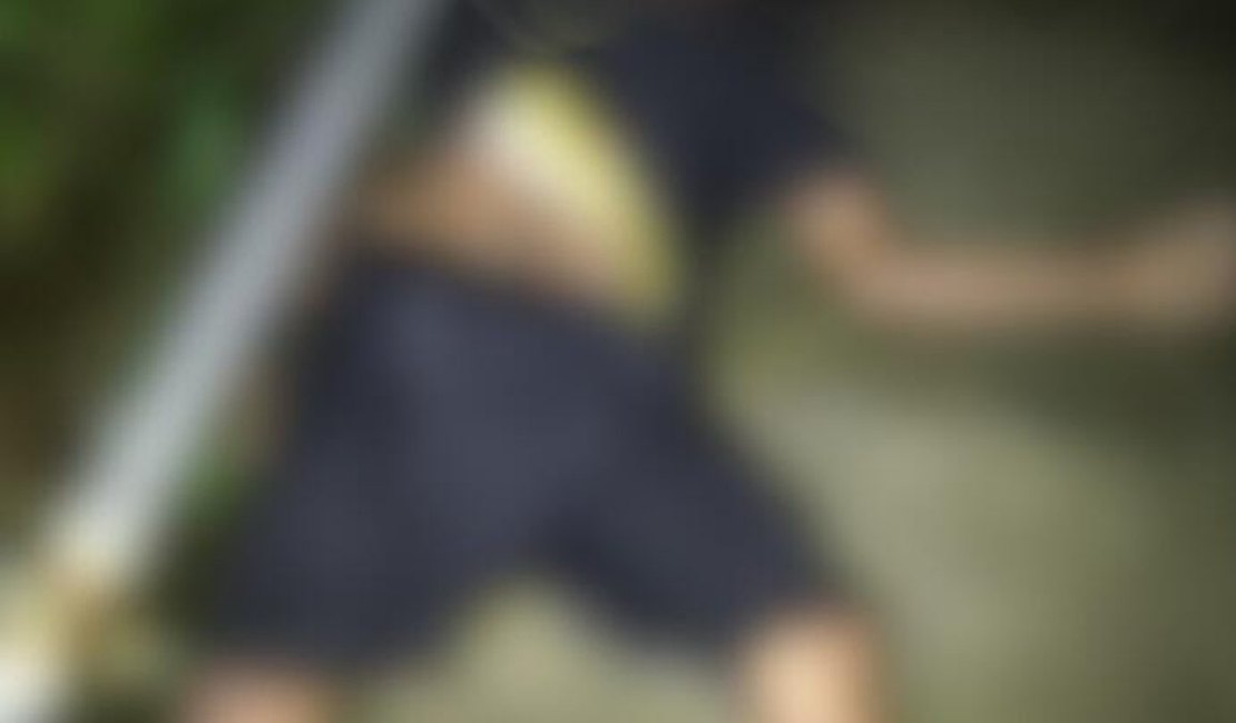 PM prende dois homens por assassinato a tiros em escadaria de grota em Maceió