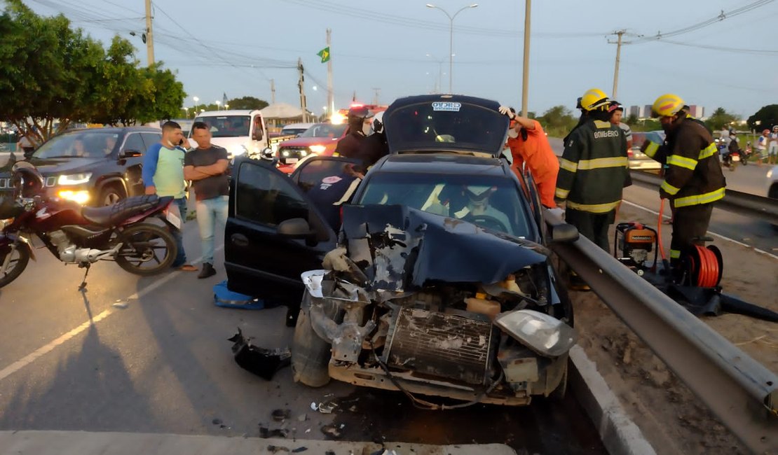 Grave acidente deixa motorista preso às ferragens na AL-220, em Arapiraca