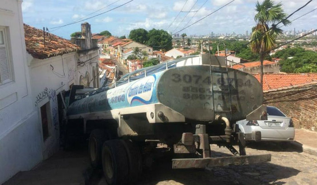 Caminhão-pipa desgovernado atinge casa em Olinda