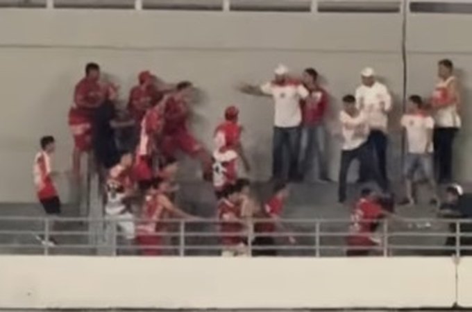 Briga entre torcidas organizadas do CRB é registrada após empate com a Ferroviária no Rei Pelé