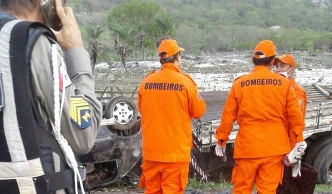 Colisão entre carro de passeio e caminhão deixa dois mortos na AL-220