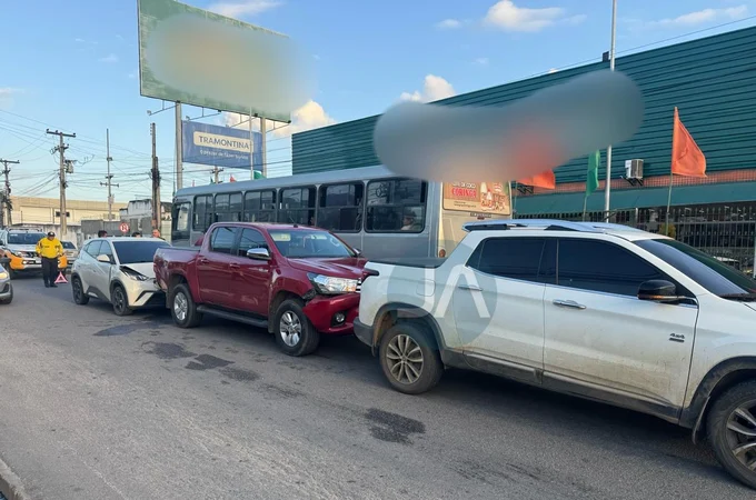 Colisão entre três carros congestiona trânsito na Rua Marechal Deodoro, em Arapiraca