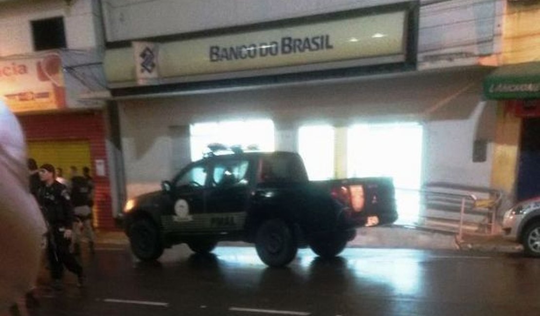 Bando faz caminhoneiro refém durante assalto e usa veículo para bloquear estrada