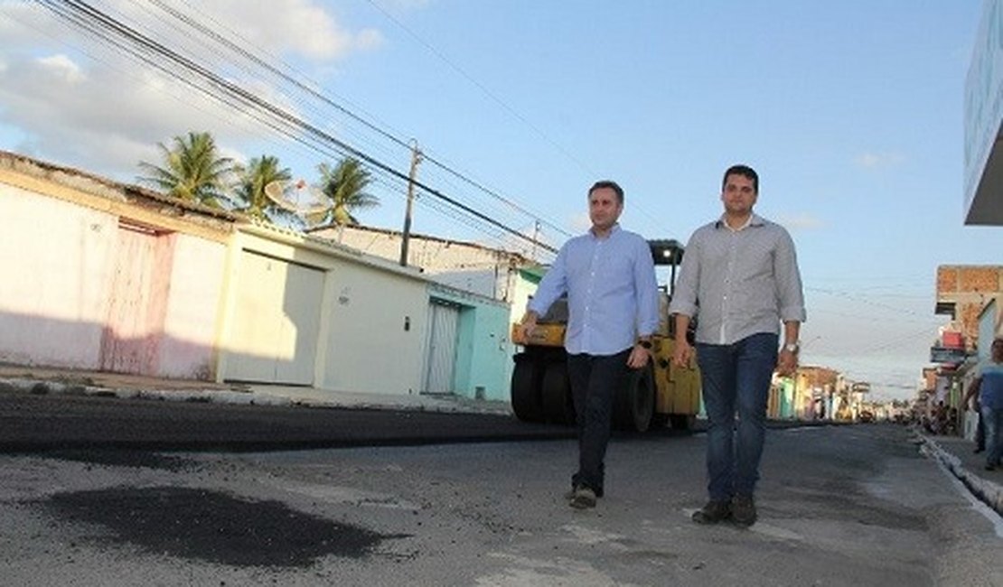 Yale inspeciona obras de pavimentação pela cidade de Arapiraca