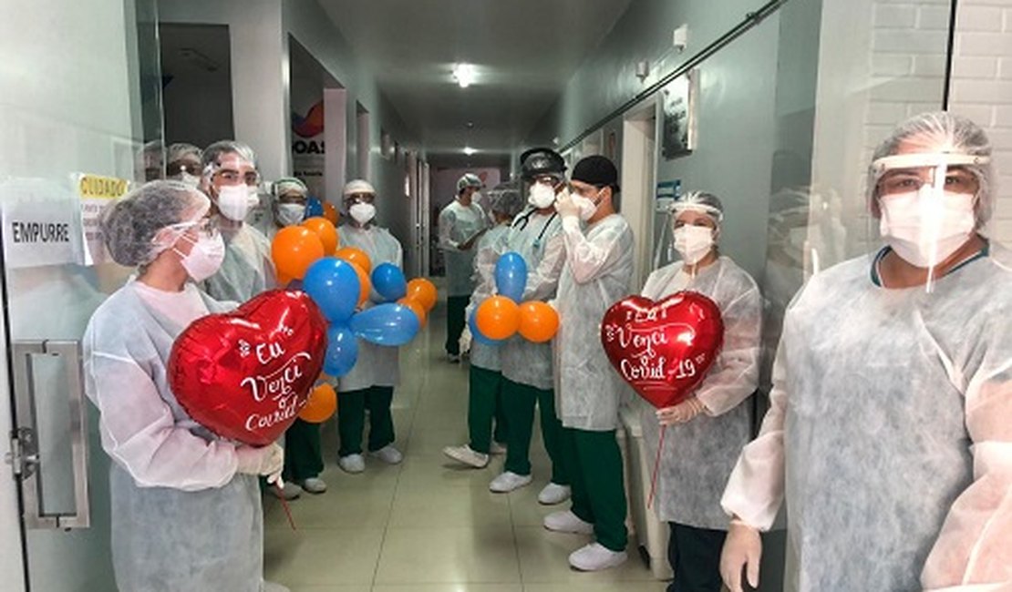 Vida sem Covid-19: Pacientes recebem alta de Hospital de Campanha em Arapiraca