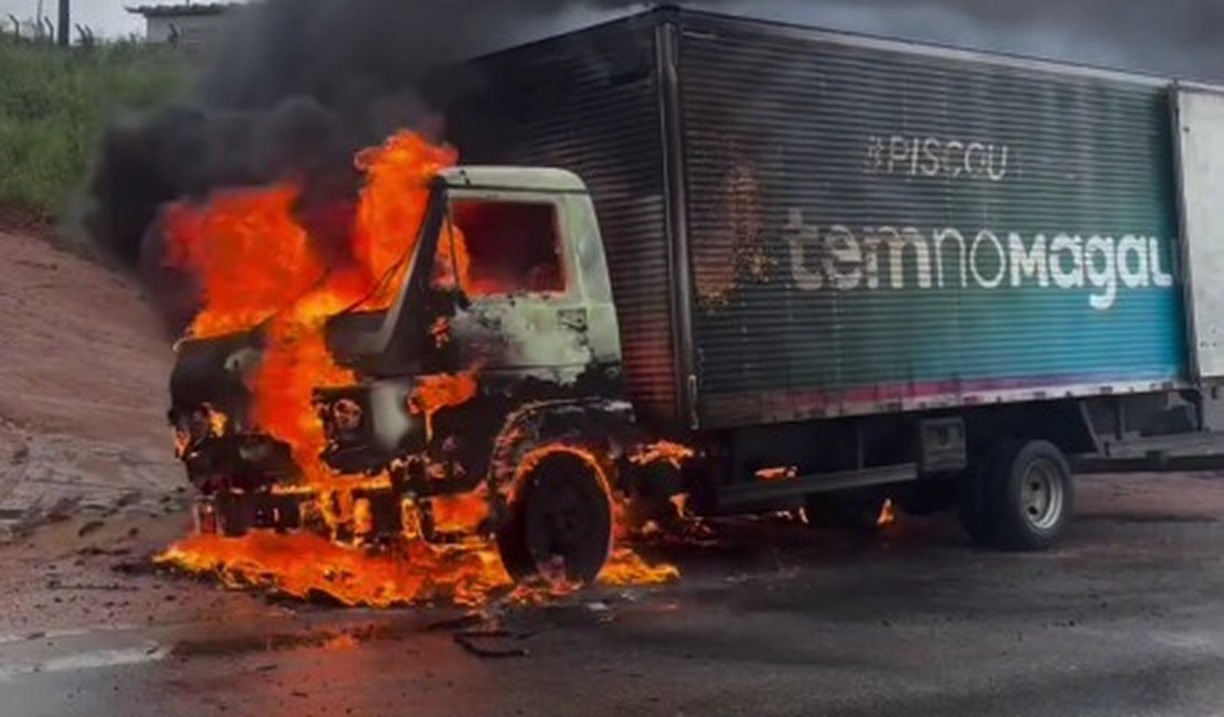 Caminhão pega fogo e mobiliza Corpo de Bombeiros, na AL-115 em Igaci