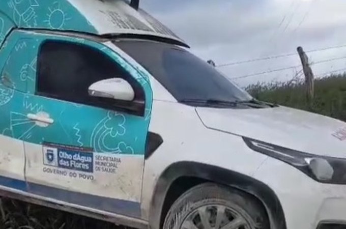 Ambulância de Olho D’Água das Flores fica destruída e deixa feridos, após acidente com carreta na AL-220