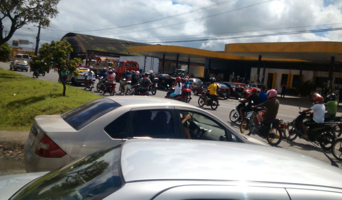 Proprietários de cinquentinhas fazem protesto pelas ruas de Maceió